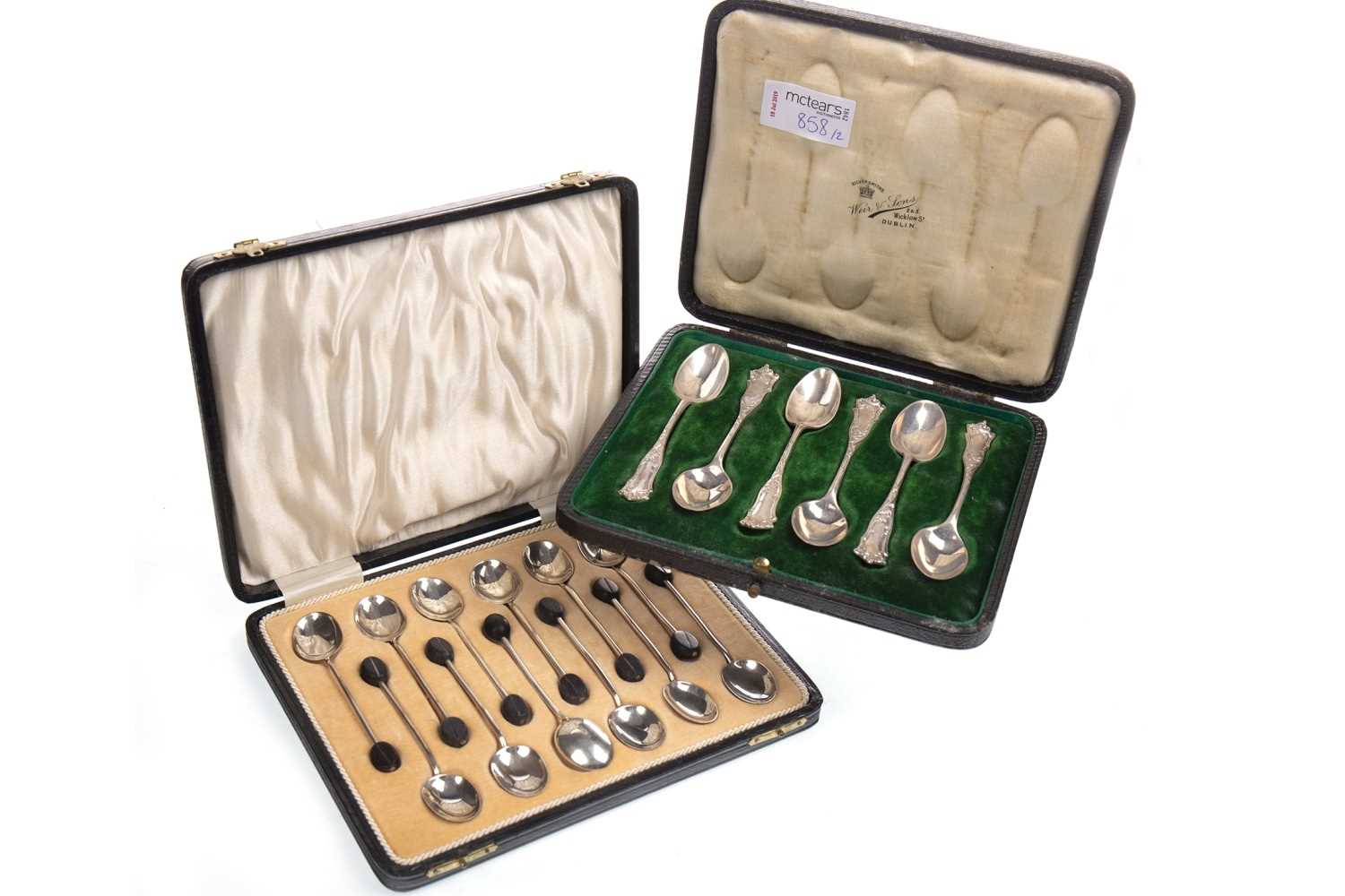 Lot 858 - A SET OF TWELVE SILVER COFFEE SPOONS AND SIX TEA SPOONS