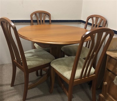 Lot 263 - A MODERN EXTENDING CIRCULAR DINING TABLE AND FOUR CHAIRS