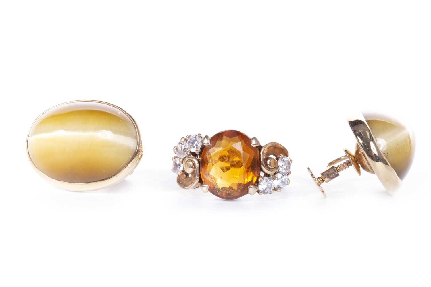 Lot 48 - A GEM SET RING AND A PAIR OF HARDSTONE EARRINGS