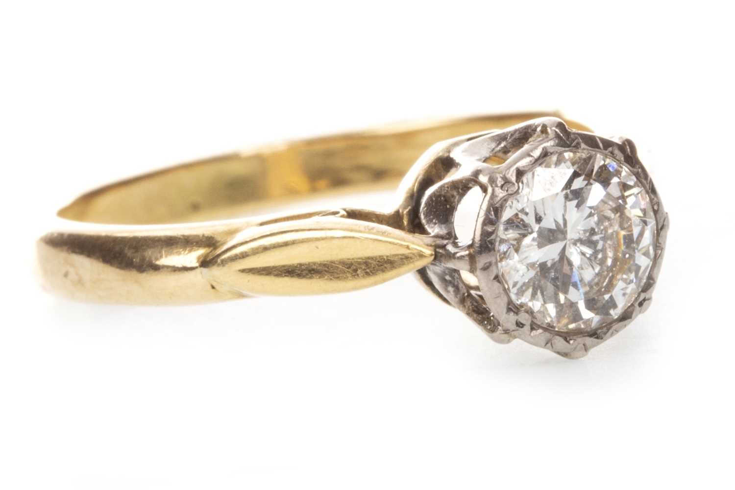 Lot 66 - A DIAMOND SOLITAIRE RING