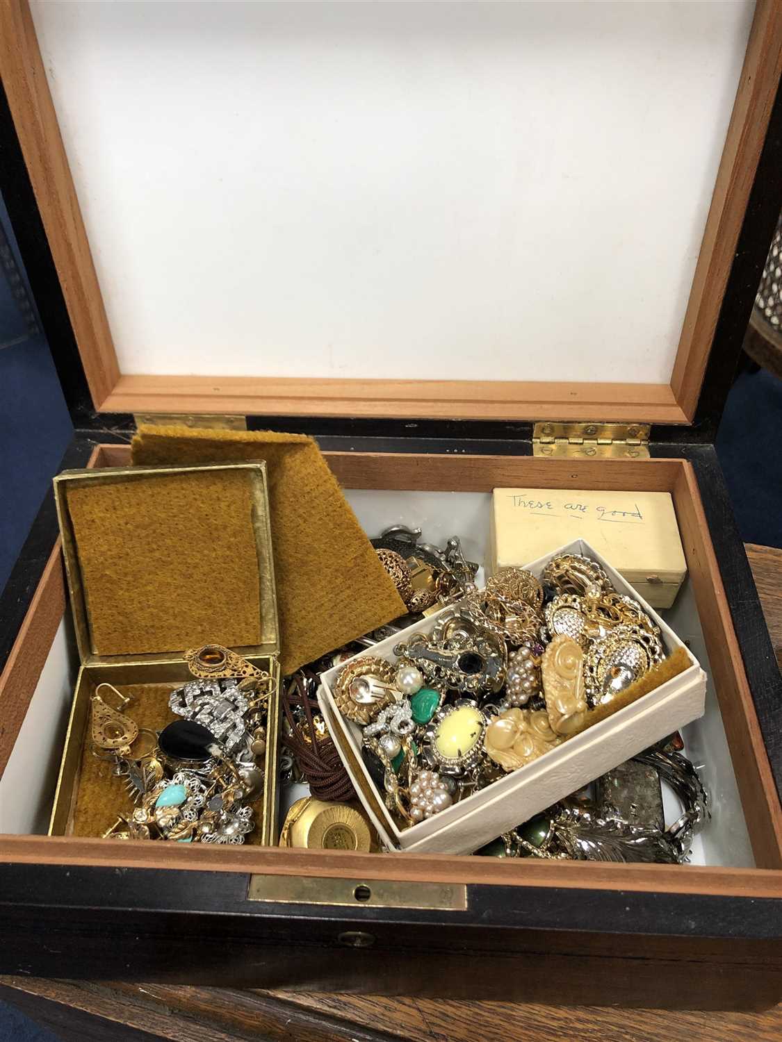 Lot 19 - A LARGE GROUP OF COSTUME JEWELLERY