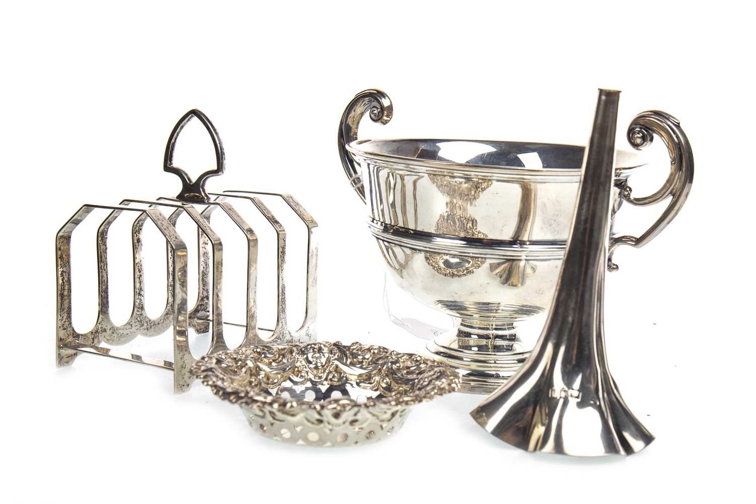 Lot 803 - AN EDWARD VII TROPHY CUP AND OTHER EARLY 20TH CENTURY SILVER ITEMS