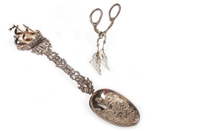 Lot 804 - A CONTINENTAL SILVER ANOINTING SPOON WITH A PAIR OF SUGAR NIPS
