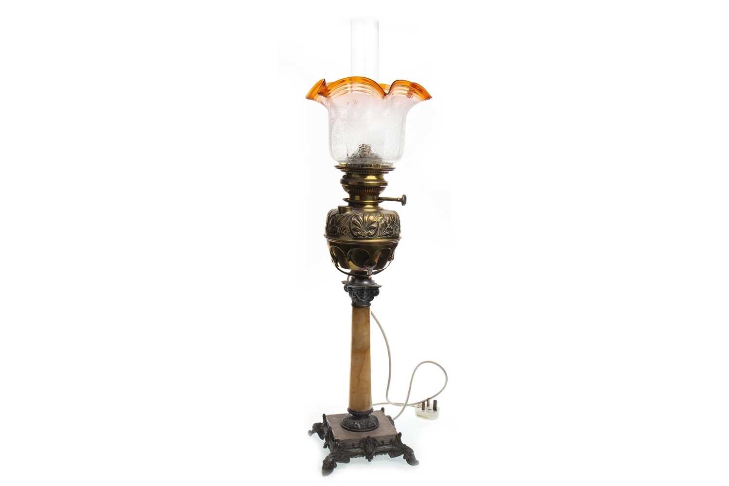Lot 1618 - A VICTORIAN OIL LAMP