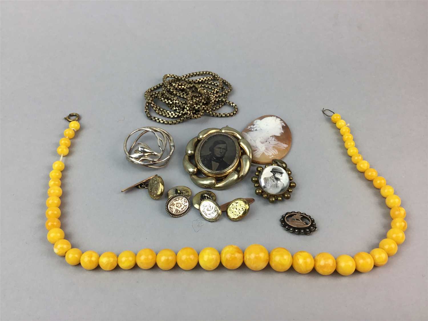 Lot 32 - A COLLECTION OF JEWELLERY