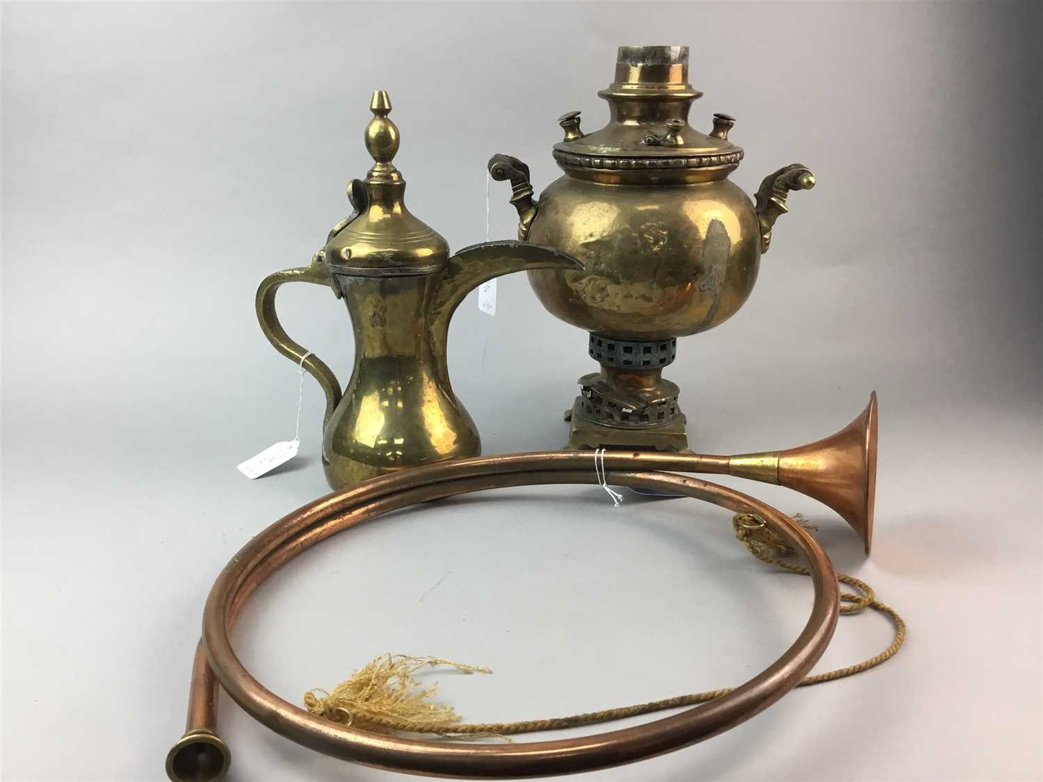 Lot 138 - A COPPER AND BRASS HUNTING HORN, BRASS LAMP, JUG AND A BRASS WARMER