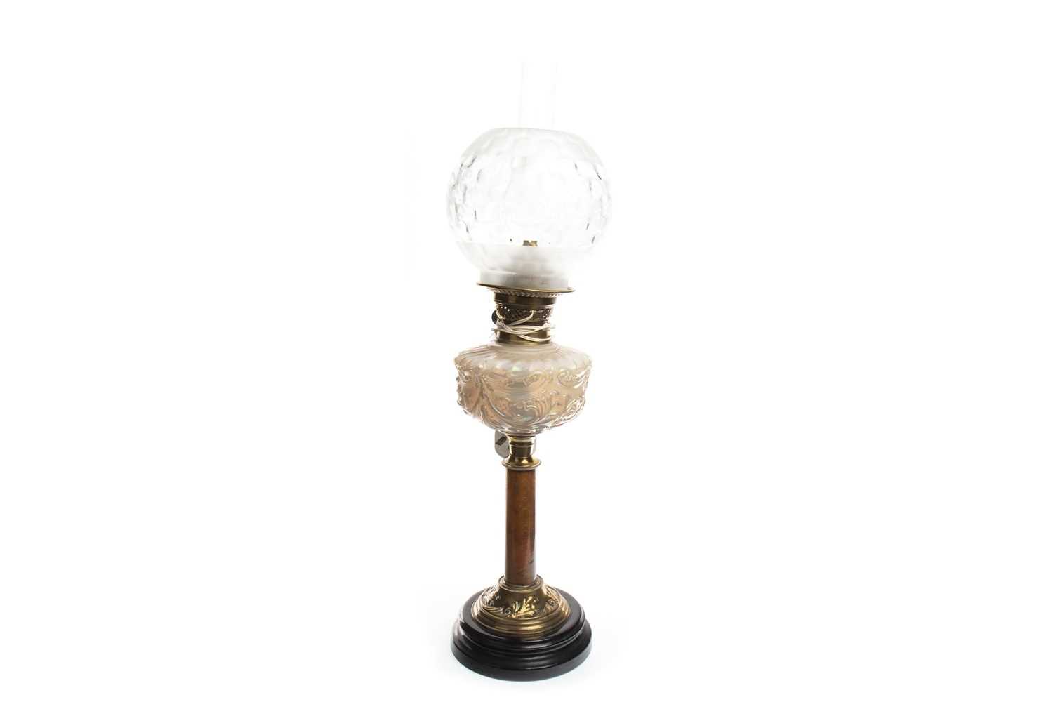 Lot 1619 - A VICTORIAN OIL LAMP