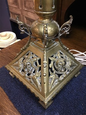 Lot 1620 - A VICTORIAN OIL LAMP