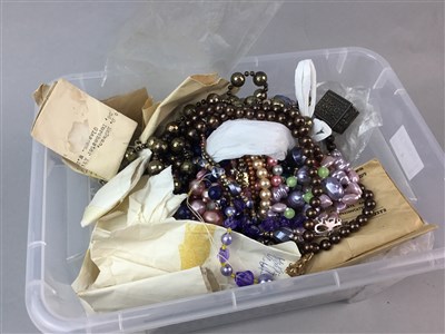 Lot 4 - A COLLECTION OF COSTUME JEWELLERY