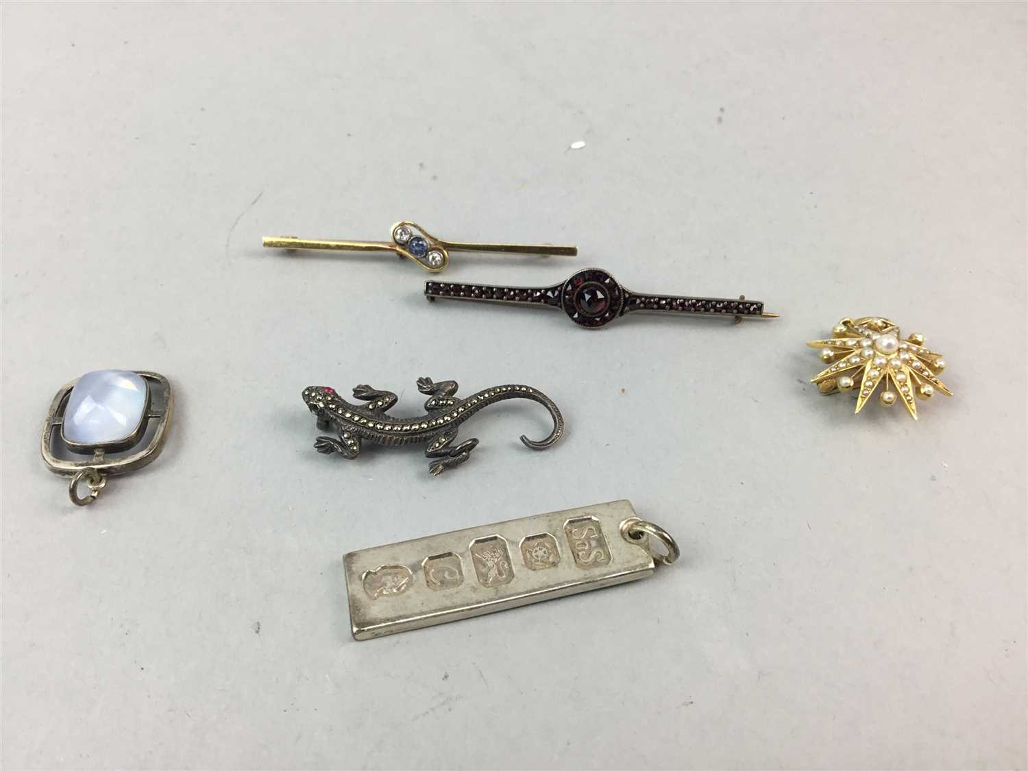 Lot 71 - A DIAMOND AND BLUE GEM SET GOLD BAR BROOCH AND OTHER BROOCHES