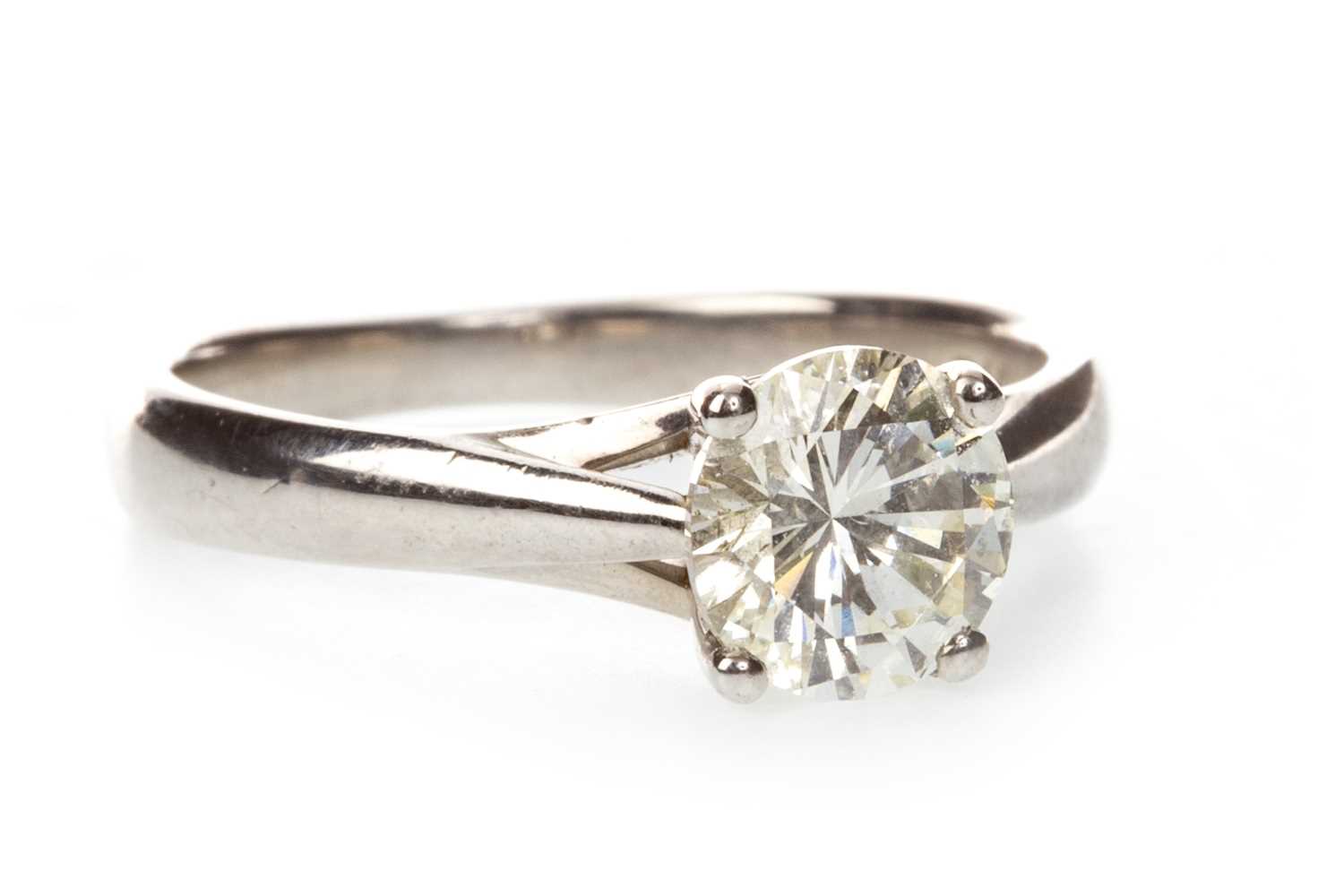 Lot 32 - A DIAMOND SOLITAIRE RING