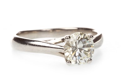 Lot 32 - A DIAMOND SOLITAIRE RING