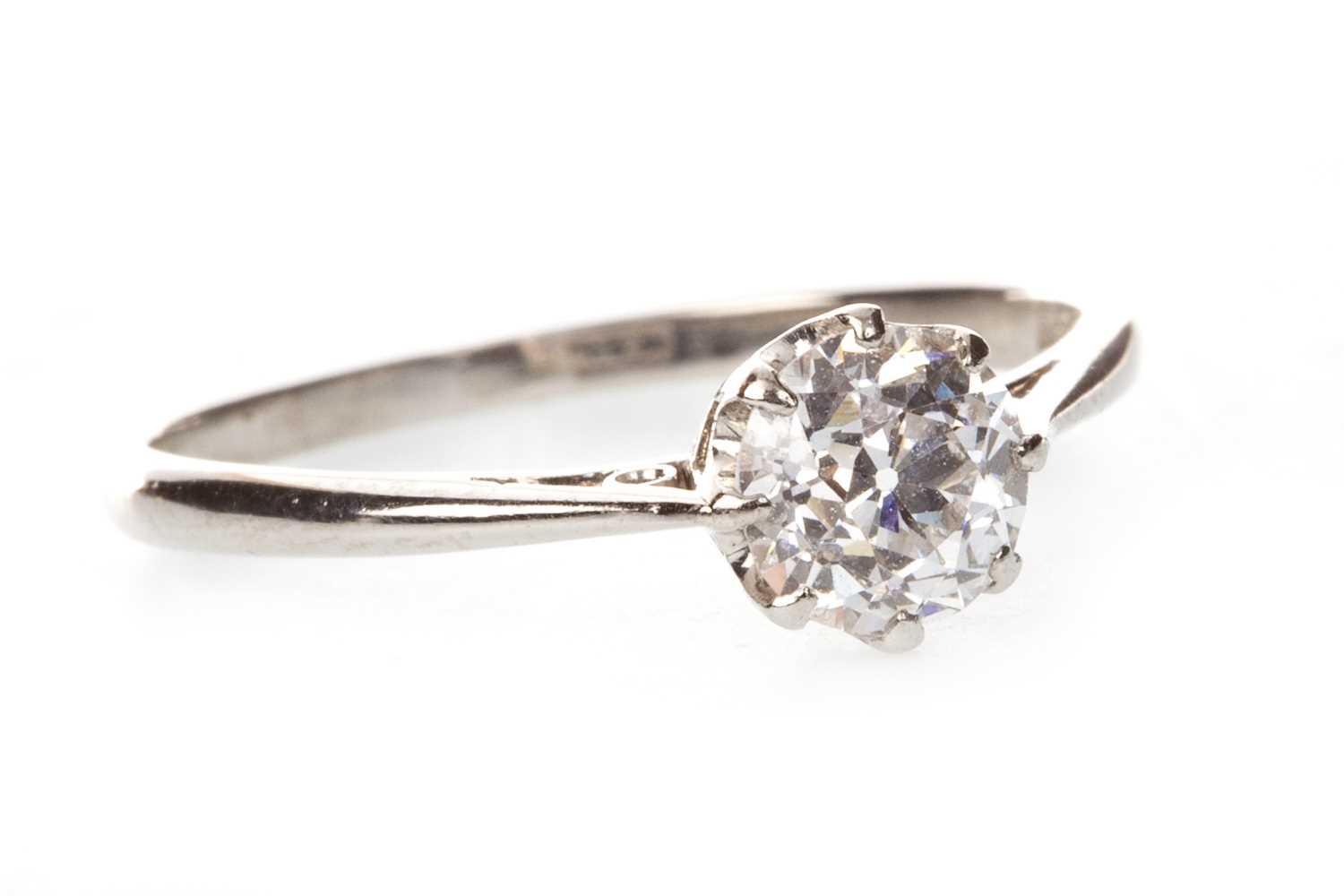Lot 70 - A DIAMOND SOLITAIRE RING