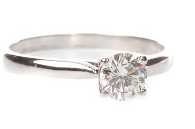 Lot 76 - A DIAMOND SOLITAIRE RING