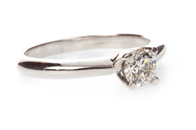 Lot 105 - A DIAMOND SOLITAIRE RING