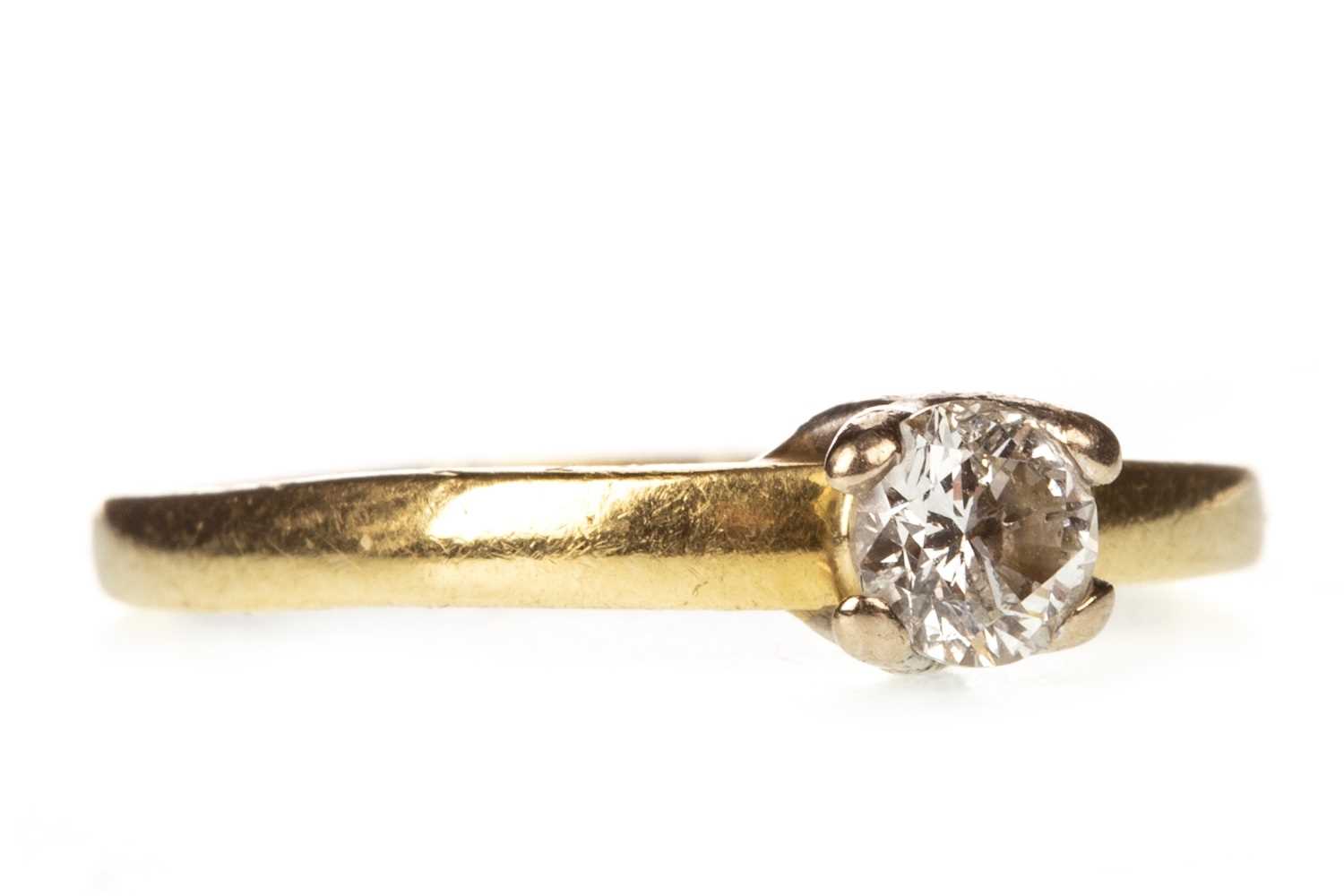 Lot 45 - A DIAMOND SOLITAIRE RING