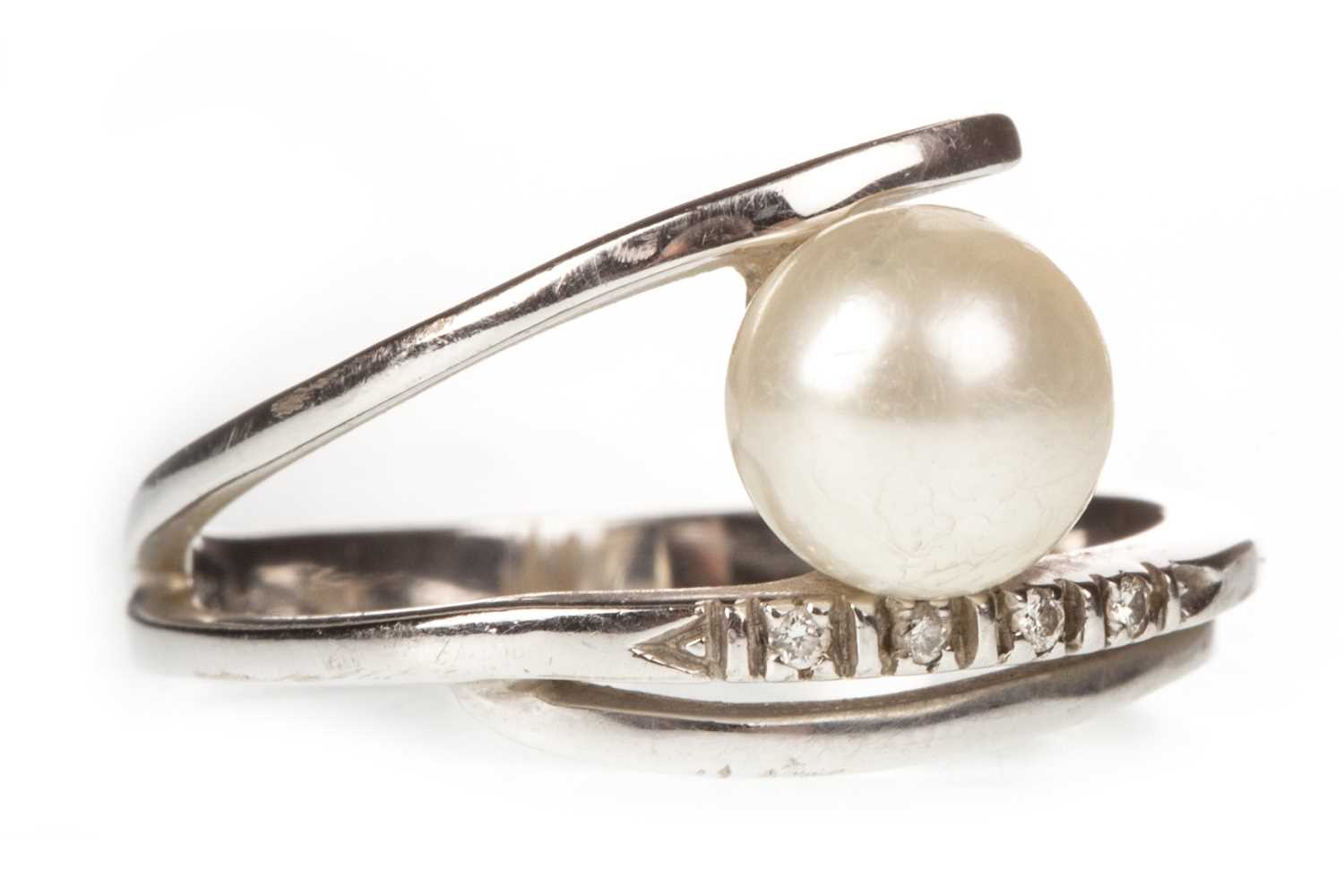 Lot 50 - A PEARL AND DIAMOND SET RING