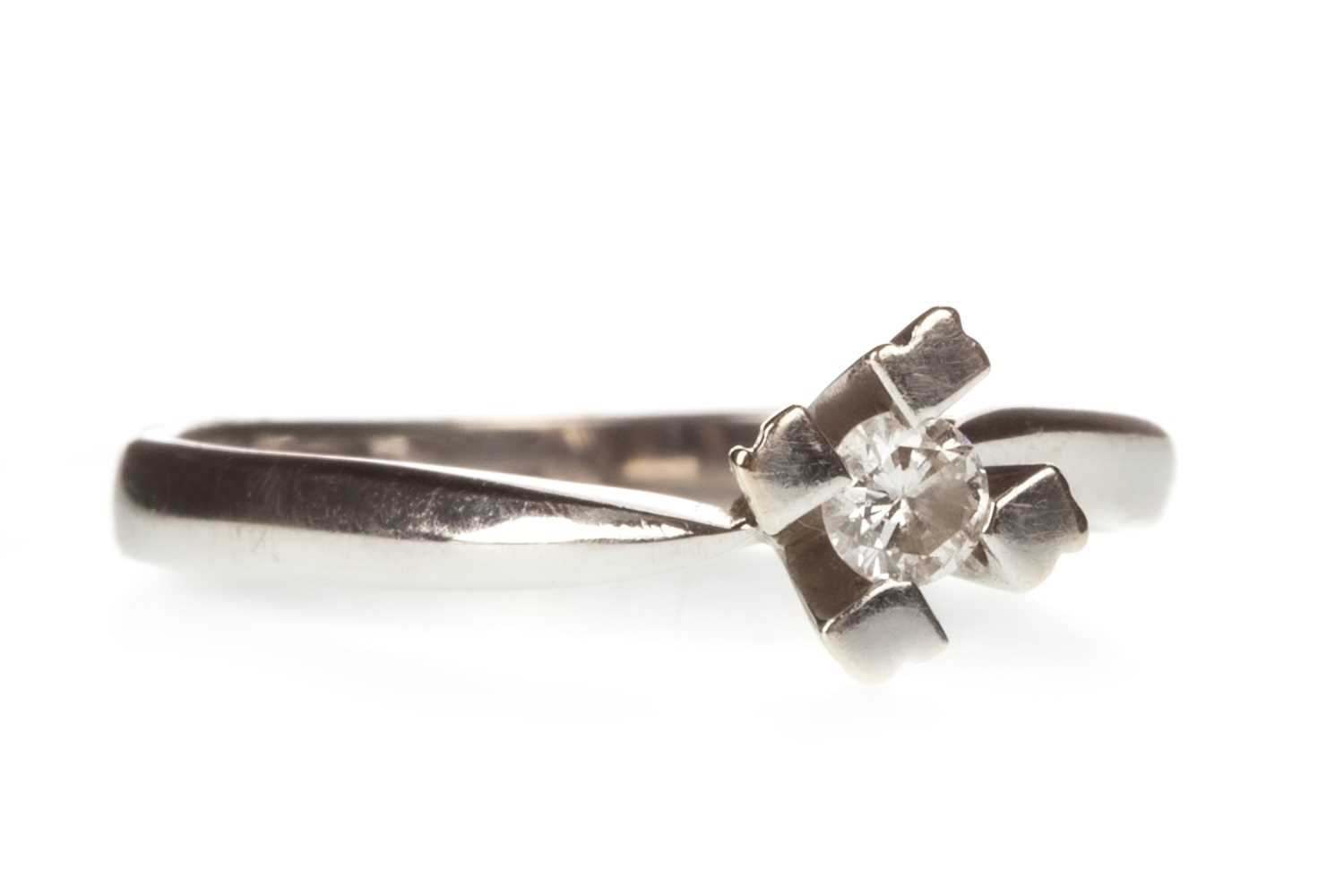 Lot 100 - A DIAMOND SOLITAIRE RING