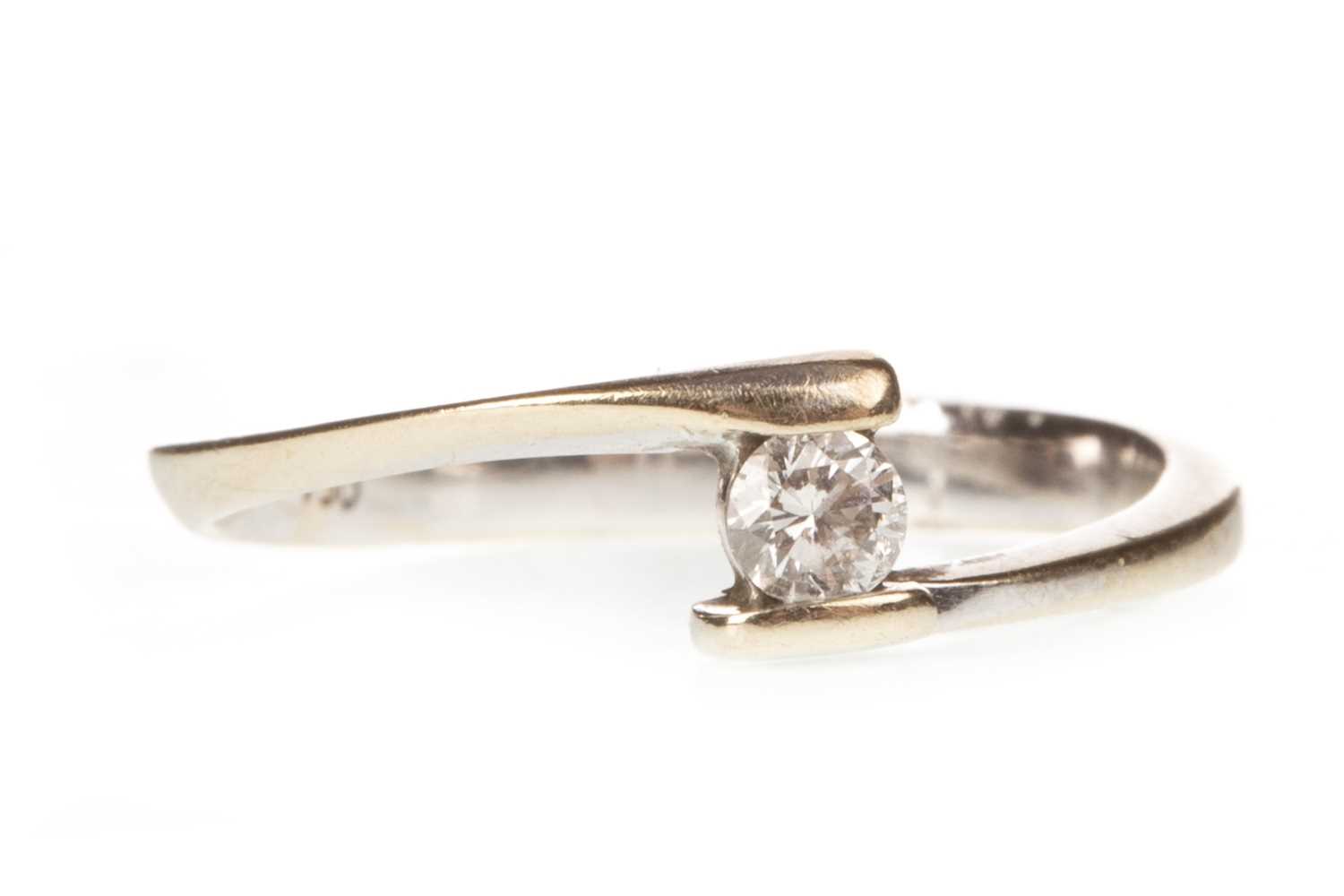 Lot 103 - A DIAMOND SOLITAIRE RING