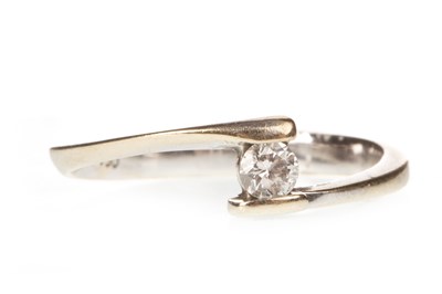 Lot 103 - A DIAMOND SOLITAIRE RING