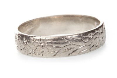 Lot 183 - AN ENGRAVED WEDDING BAND