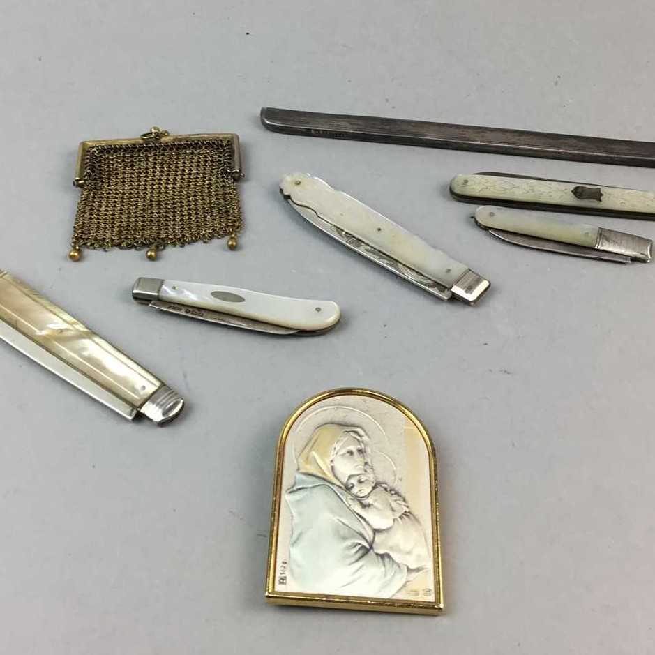 Lot 100 - A LOT OF FOUR SILVER AND MOTHER OF PEARL KNIVES, A SILVER COMB MOUNT PICTURE AND MESH PURSE