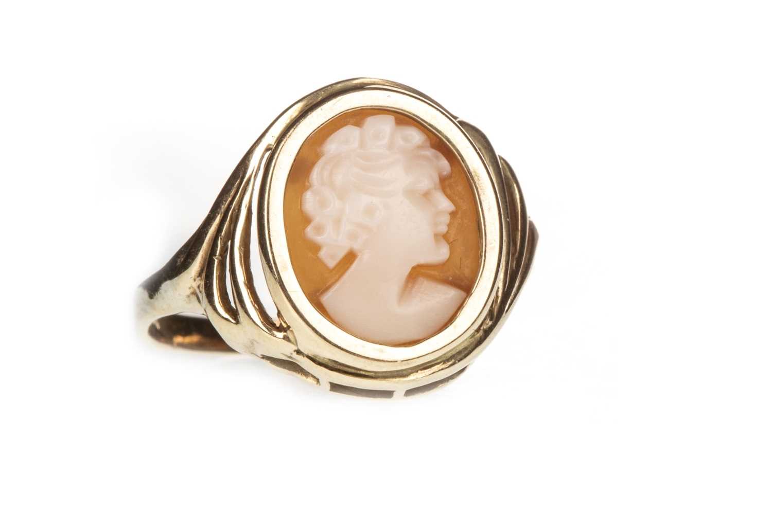 Lot 121 - A CAMEO RING