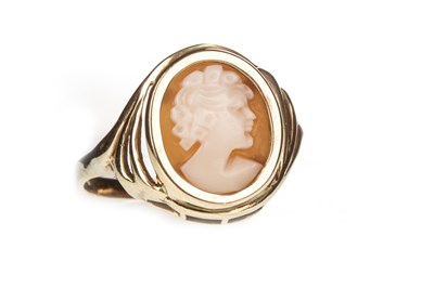 Lot 121 - A CAMEO RING