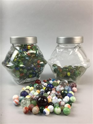 Lot 192 - A COLLECTION OF VINTAGE MARBLES