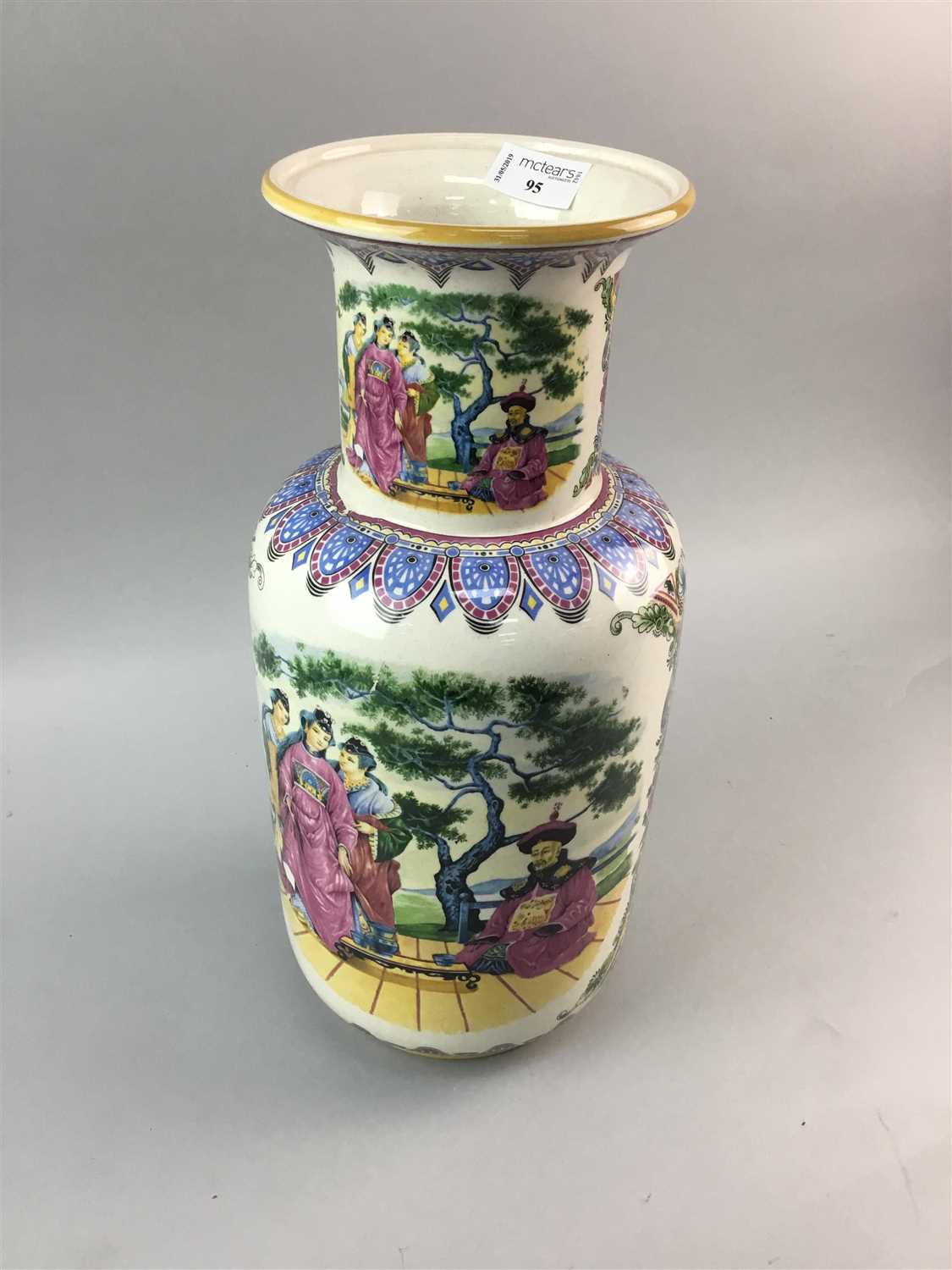 Lot 95 - A MODERN CHINESE VASE