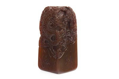 Lot 1083 - A CHINESE HARDSTONE SEAL