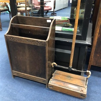 Lot 334 - AN OAK FIRE SCREEN, VINTAGE CARPET SWEEPER AND A STAINED WOOD PAPER RACK