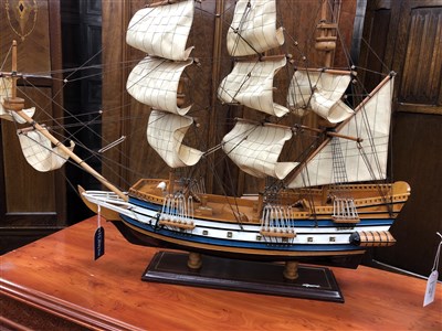 Lot 319 - A MODEL OF A THREE MASTED SAILING VESSEL