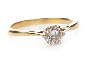 Lot 72 - A DIAMOND SOLITAIRE RING
