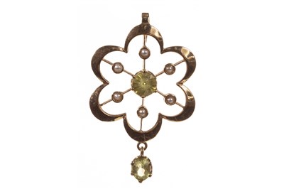 Lot 75 - AN EDWARDIAN STYLE GREEN GEM AND PEARL SET PENDANT
