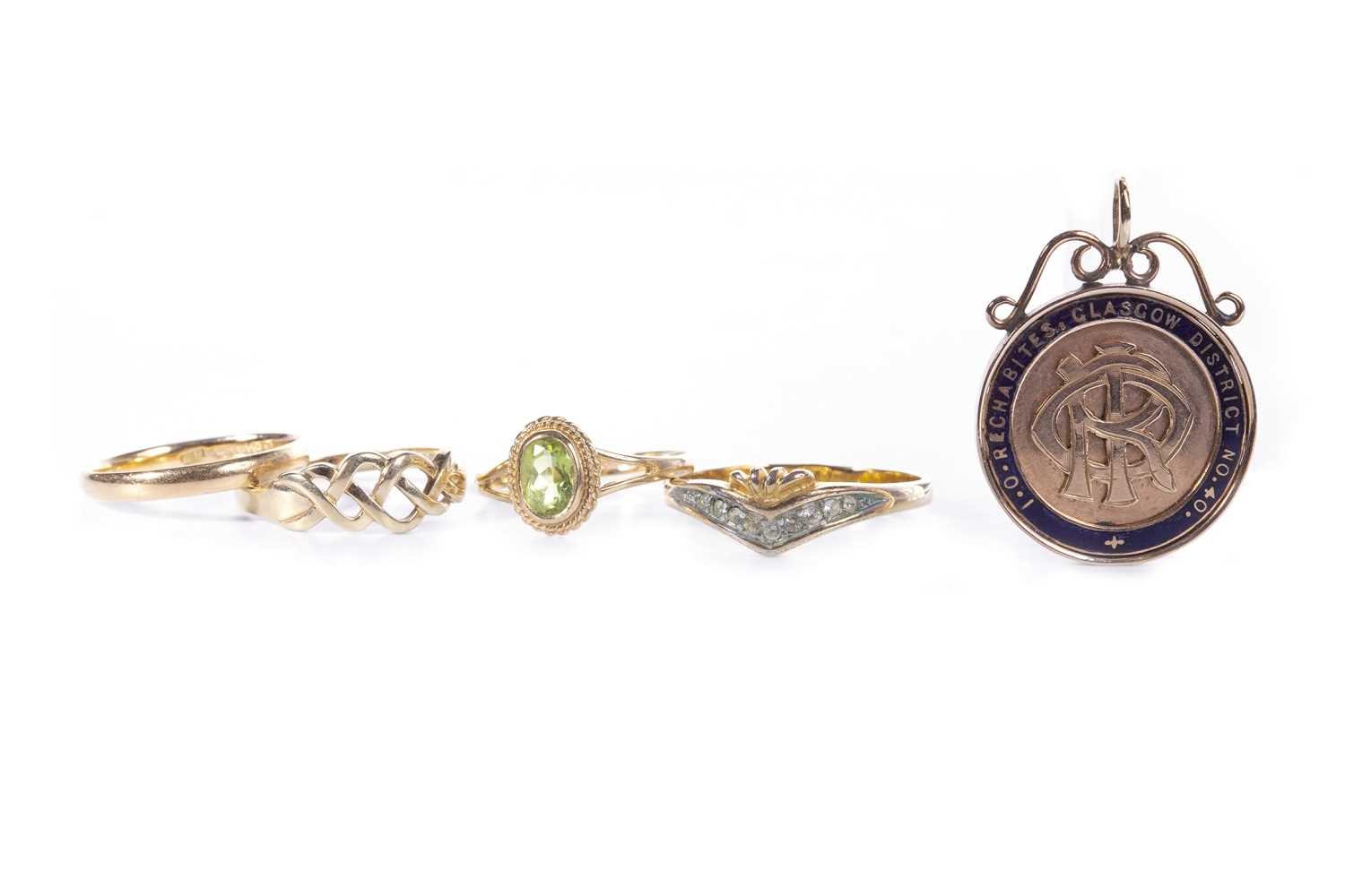 Lot 77 - THREE DRESS RINGS AND AN EARLY 20TH CENTURY MEDAL