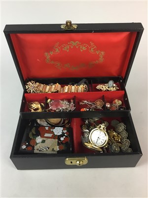 Lot 30 - A COLLECTION OF COSTUME JEWELLERY
