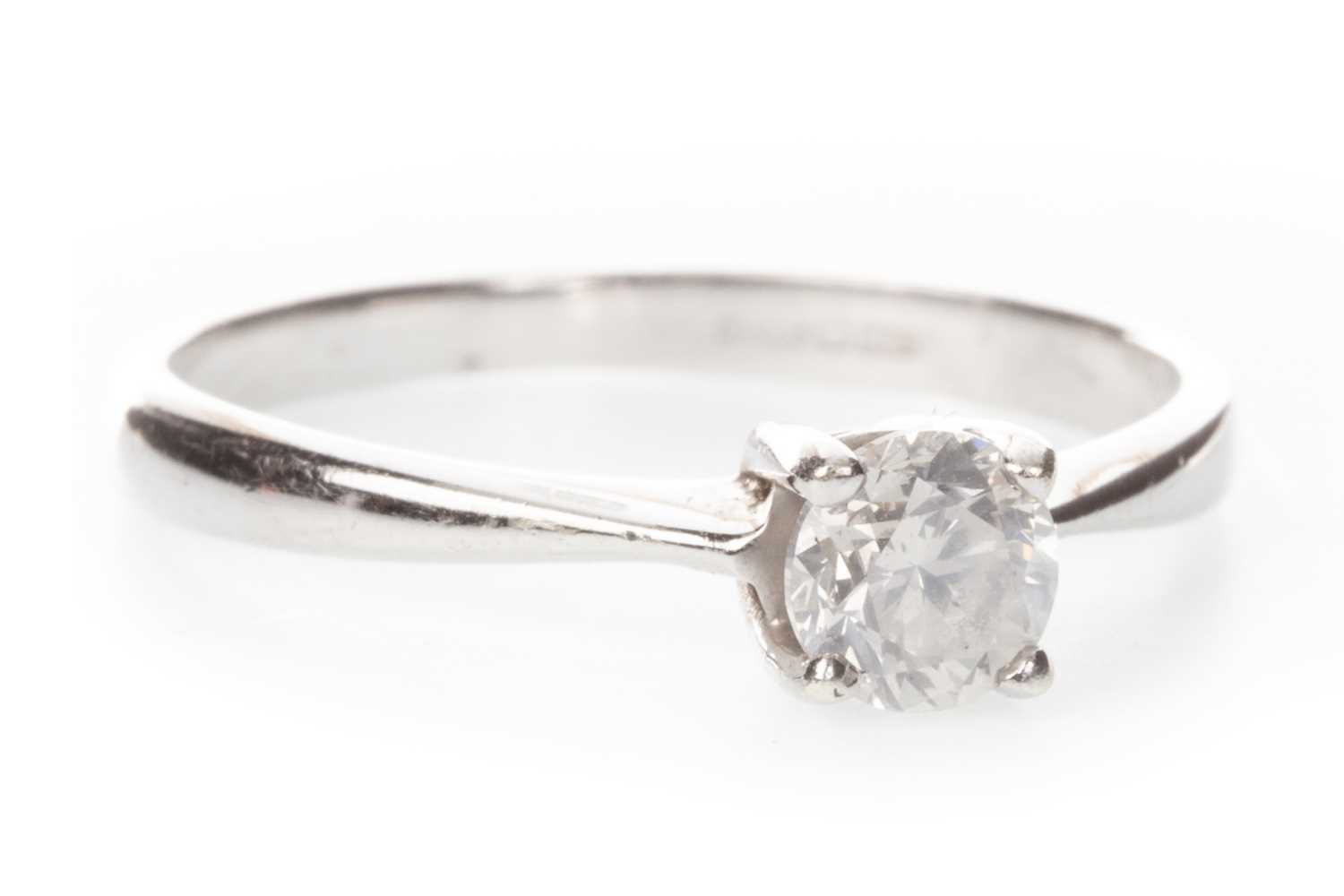 Lot 81 - A DIAMOND SOLITAIRE RING