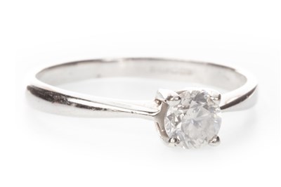 Lot 81 - A DIAMOND SOLITAIRE RING