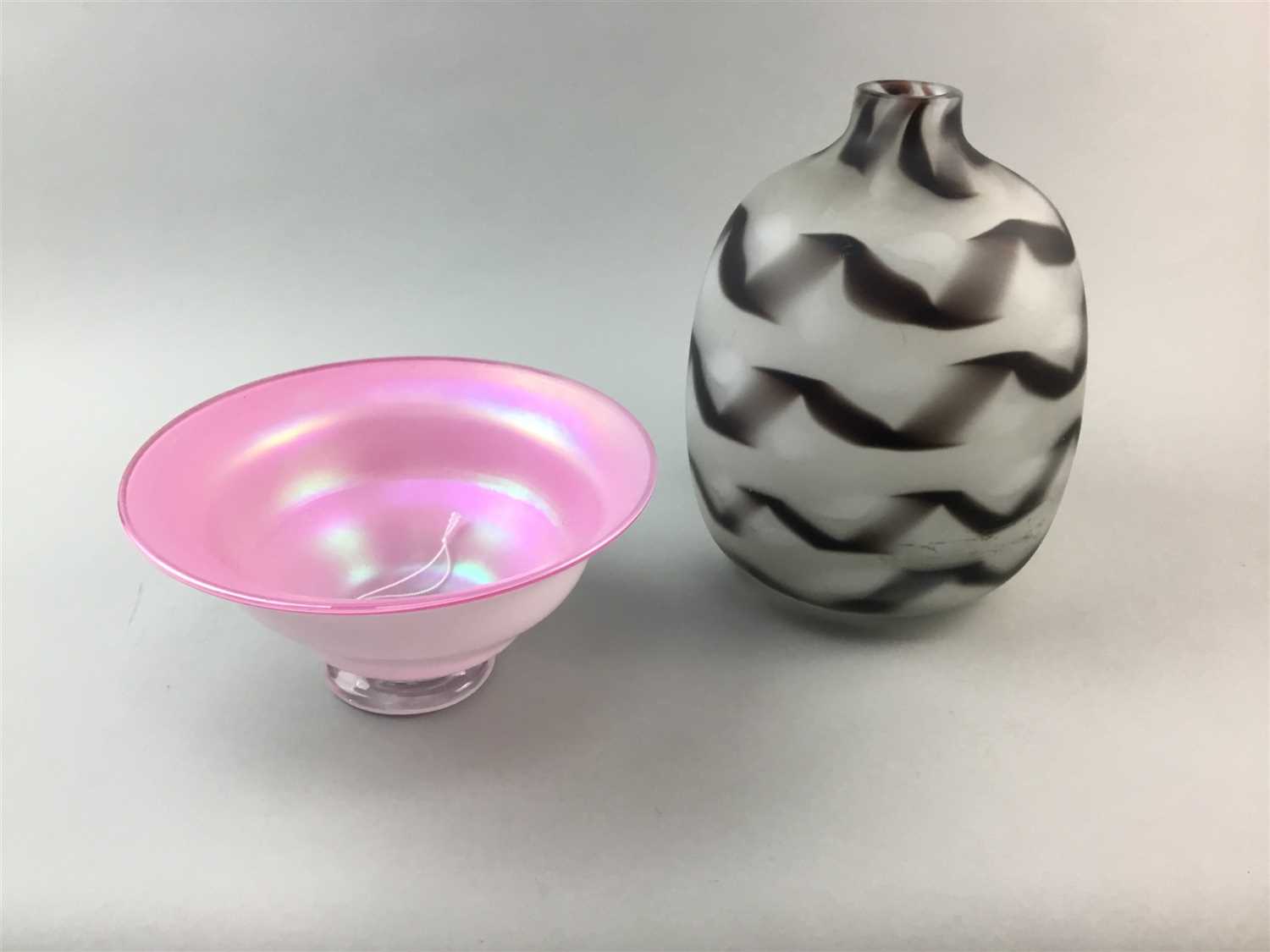 Lot 12 - AN AMERICAN GLASS VASE AND BOWL