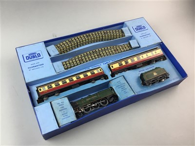 Lot 206 - A HORNBY DUBLO TRAIN SET WITH CONTROLLER