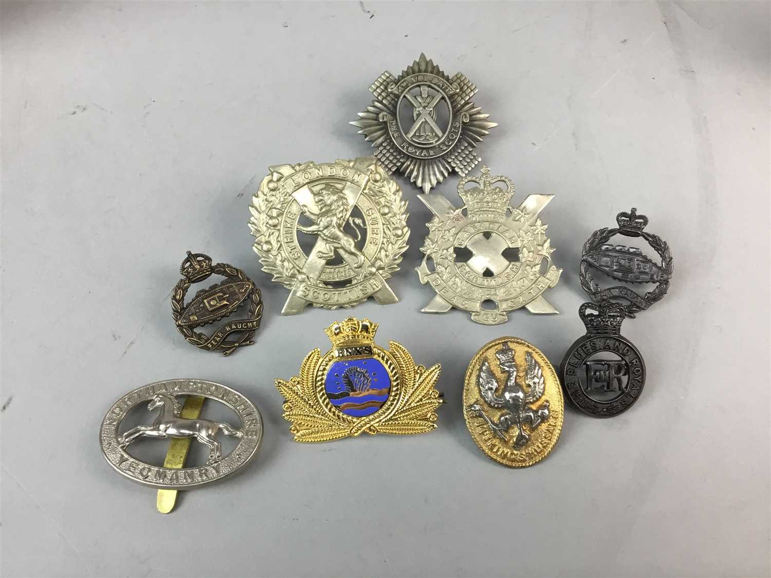 Lot 5 - A COLLECTION OF MILITARY CAP BADGES AND A MEDAL