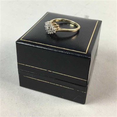 Lot 81 - A GOLD DIAMOND CLUSTER RING