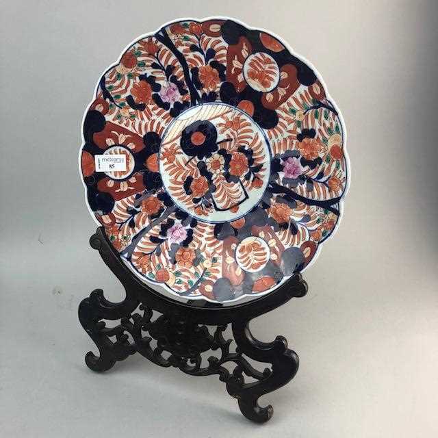 Lot 85 - A CHINESE IMARI PLATE ON A WOODEN STAND