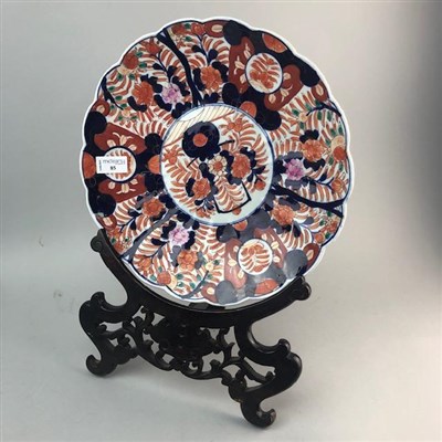 Lot 85 - A CHINESE IMARI PLATE ON A WOODEN STAND