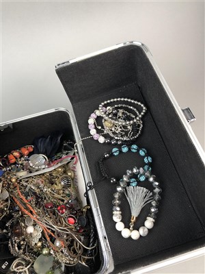 Lot 121 - A COLLECTION OF COSTUME JEWELLERY INCLUDING RINGS, BRACELETS AND NECKLACES