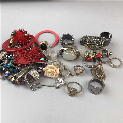 Lot 121 - A COLLECTION OF COSTUME JEWELLERY INCLUDING RINGS, BRACELETS AND NECKLACES