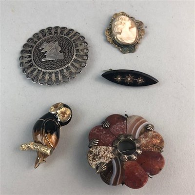Lot 148 - A GROUP OF SILVER, AGATE AND OTHER COSTUME JEWELLERY