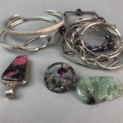 Lot 148 - A GROUP OF SILVER, AGATE AND OTHER COSTUME JEWELLERY