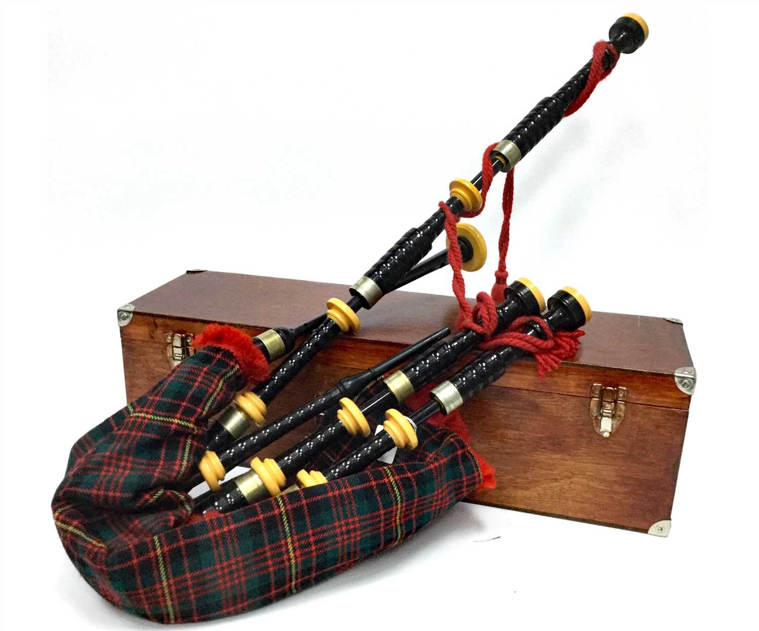 Lot 4 - A SET OF HIGHLAND BAGPIPES BY KINTAIL